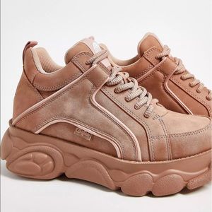 Buffalo London Low Platform Sneakers in Rose